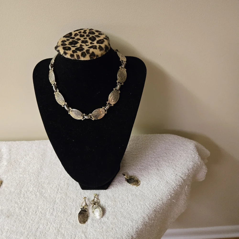Vintage gold tone choker with clip on earrings